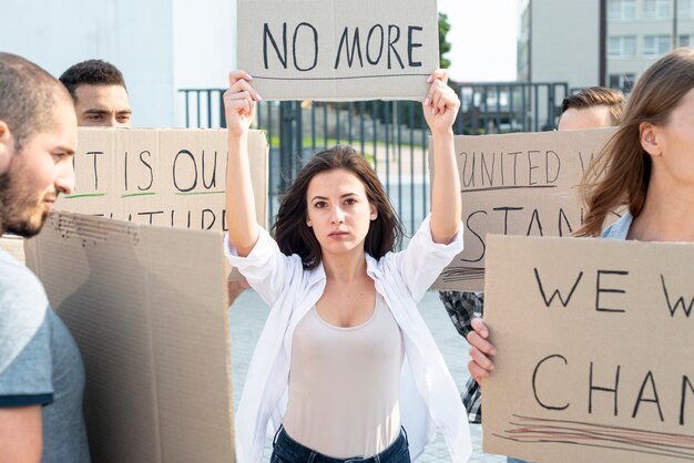 Attivisti che manifestano insieme per la pace