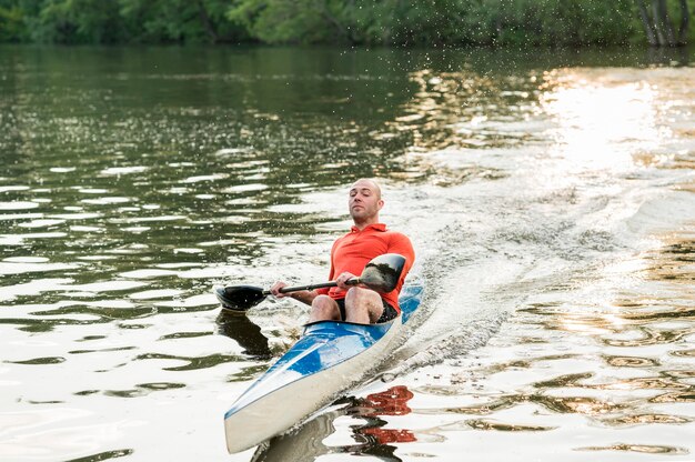 Attività all'aperto con kayak