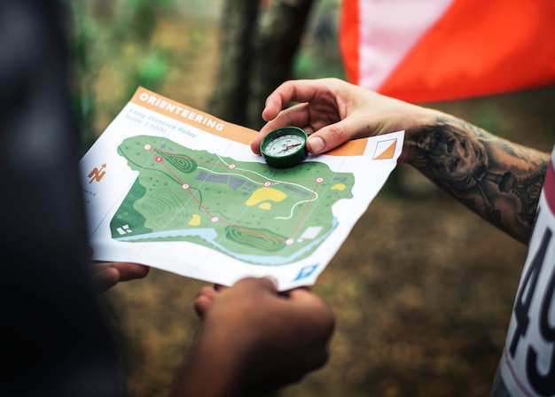 Attività del punto di controllo per l&#39;orienteering all&#39;aperto