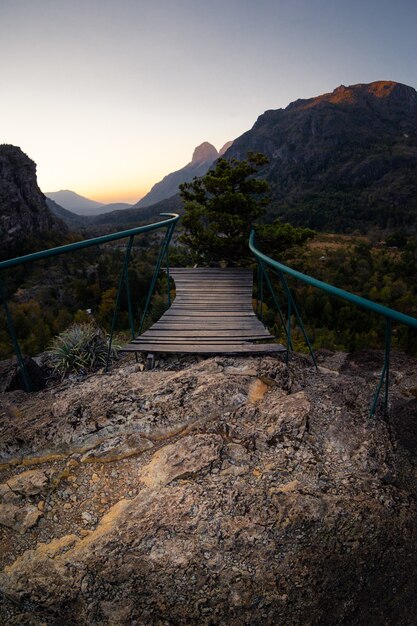 Attracco sulla scogliera con bellissima vista sulle montagne