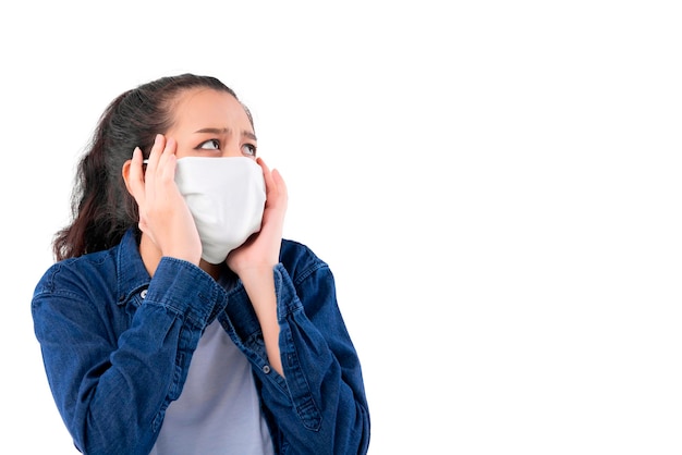 Attraente donna asiatica con maschera covid19 protezione coronavirus paura e paura della diffusione dell'epidemia di virus influenzale isplate sfondo bianco