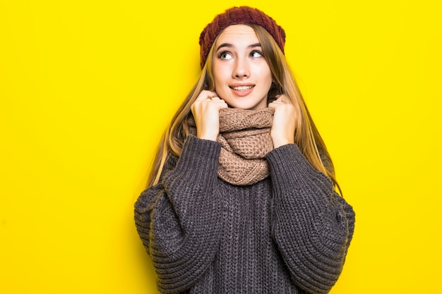 Attraente donna bionda in maglione caldo è malato di influenza e cerca di riscaldarsi