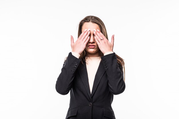 Attraente donna professionale si copre gli occhi con le mani che indossano abito nero su un bianco.