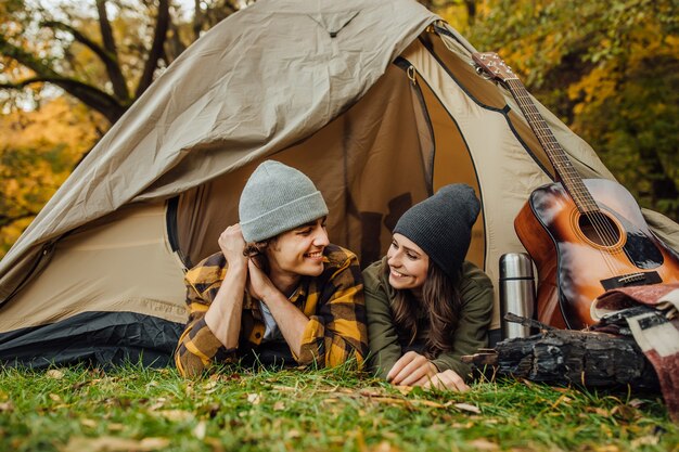 Attraente giovane donna e bell'uomo sdraiato nella tenda