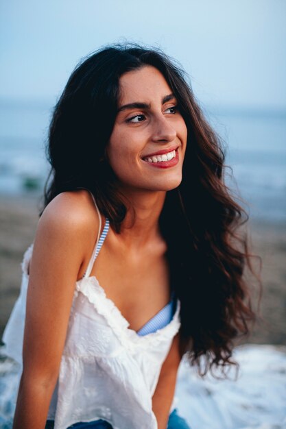 Attraente giovane donna in spiaggia