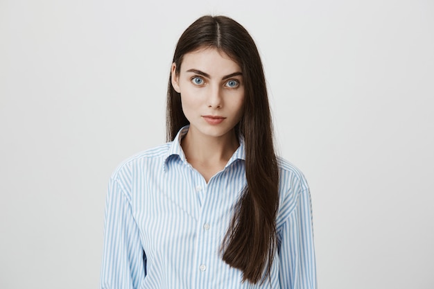 Attraente giovane impiegato femminile in camicia