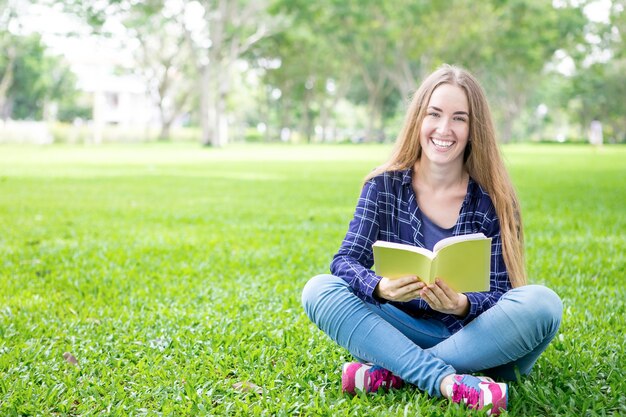 Attraente ragazza attraente godendo di vacanza