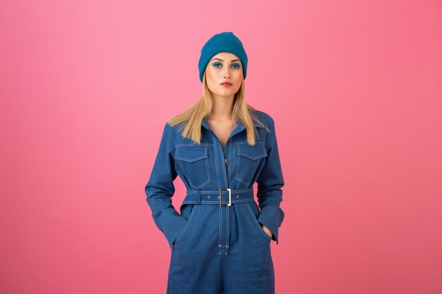 Attraente ragazza in posa su sfondo rosa in denim tendenza generale della moda