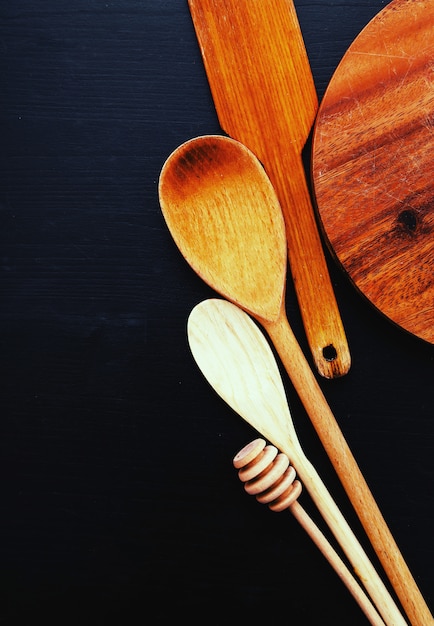 Attrezzatura da cucina in legno sul bancone della cucina