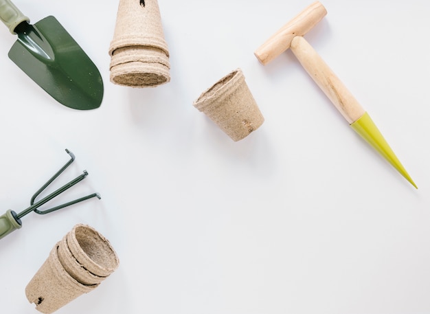 Attrezzature da giardinaggio più isolate su sfondo bianco