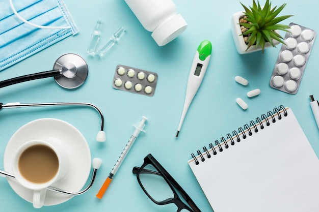 Attrezzature mediche tra cui occhiali e medicinali sulla scrivania