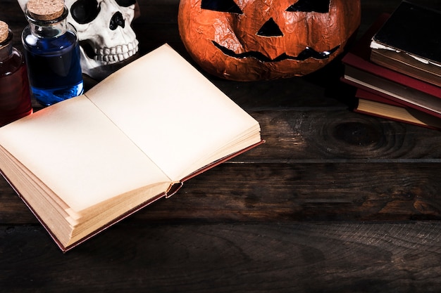 Attributi di Halloween sullo scrittorio di legno