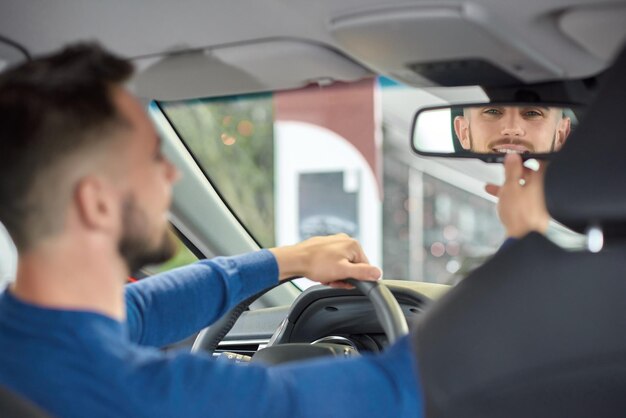 Autista bello che controlla tutto nel veicolo prima della corsa