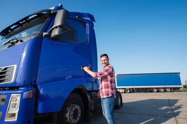 Autista di camion di mezza età esperto che entra nel veicolo