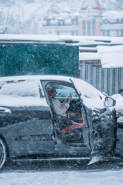 Autista donna attraente seduto dietro il volante della sua auto