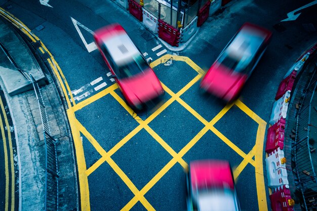 Auto che guida attraverso il giallo nessun parcheggio