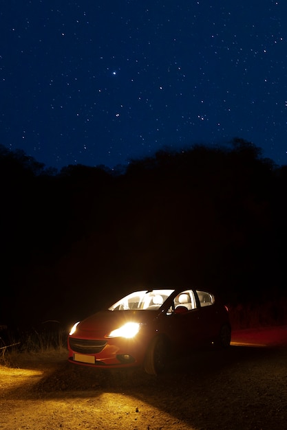 Auto con cielo notturno stellato