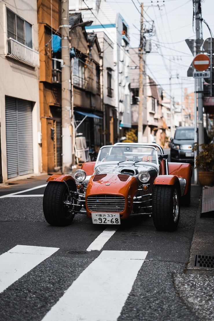 Foto gratuito auto d'epoca in una strada urbana