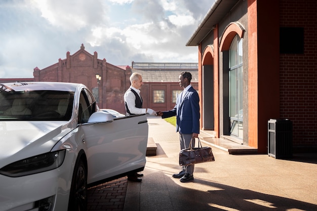 Auto dell'uomo del servizio di parcheggio e riconsegna auto