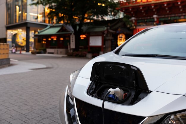 Auto elettrica alla stazione di ricarica