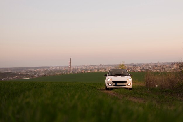 Auto guida su una collina verde