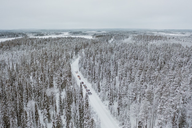 Auto guidando attraverso uno scenario innevato affascinante in Finlandia