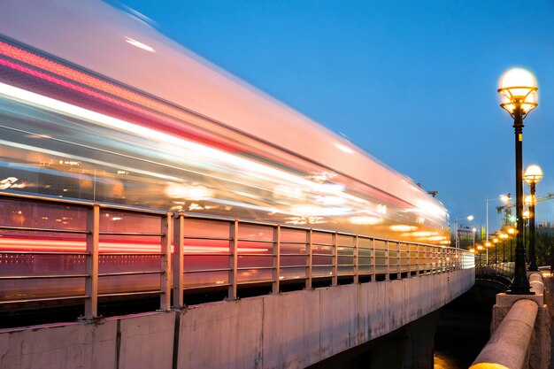 auto in movimento tram