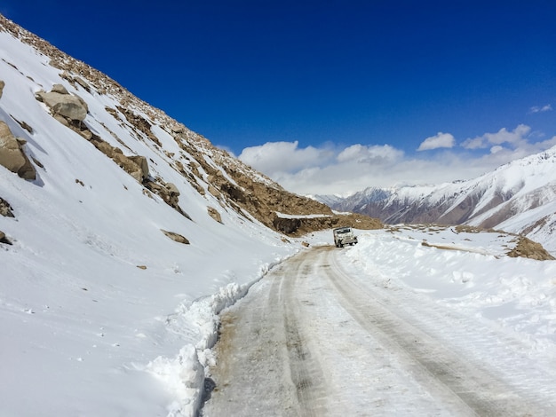 auto luce del sole cumulo di neve gelo scenica