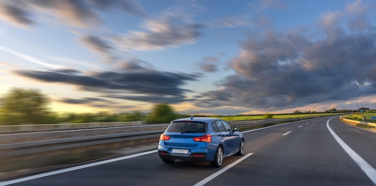 Foto gratuito auto rossa sull'autostrada sunset drive movimento sulla strada