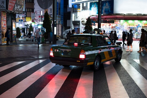 Auto urbana moderna per strada