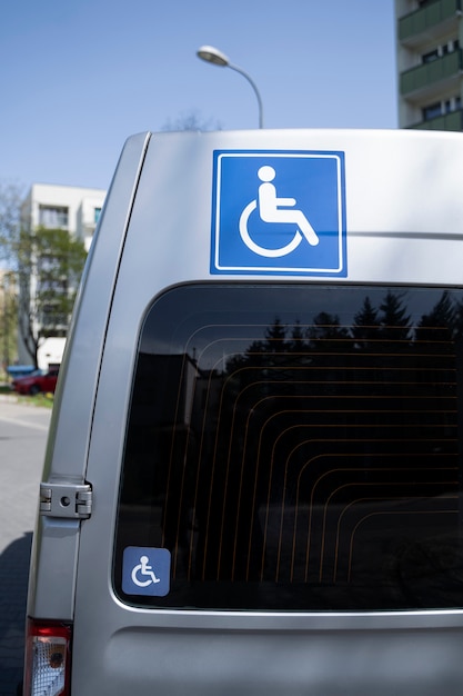 Automobile con il simbolo della persona disabile