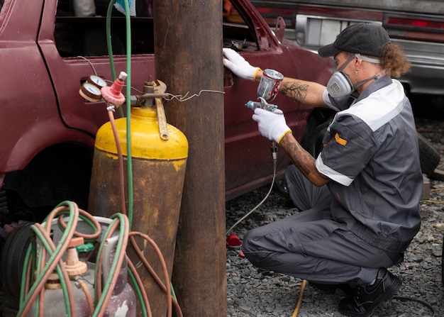 Automobile della pittura dell'uomo del colpo pieno