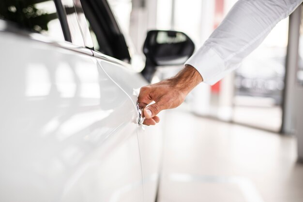 Automobile di prova dell'uomo del primo piano al concessionario