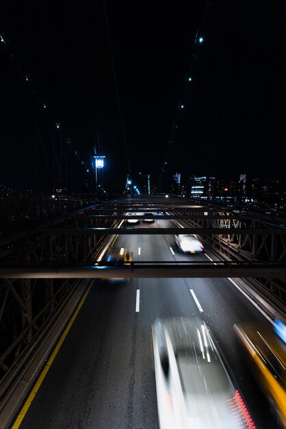 Automobili sul ponte di notte con motion blur