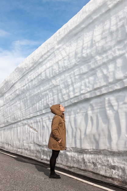 Autostrada lungo il muro di neve. Norvegia in primavera