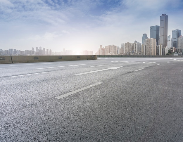 Autostrada senza pedaggio di prospettiva in avanti del paese