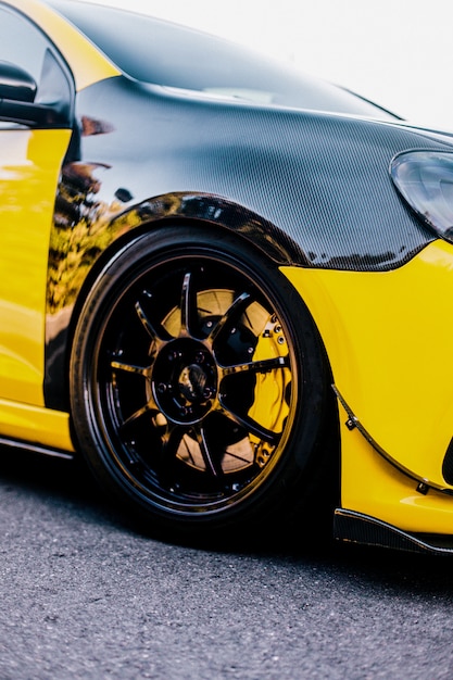 Autotuning giallo nero per auto e ruote.