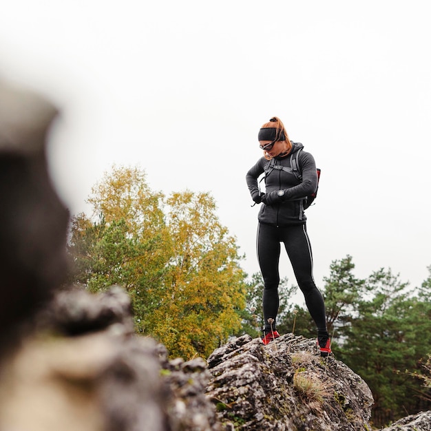 Autunno in esecuzione all'aperto allenamento offuscata pietre