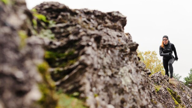 Autunno in esecuzione all'aperto colpo lungo di allenamento