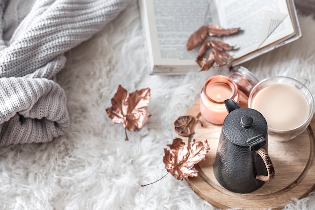 Autunno-inverno Accogliente casa ancora in vita con una tazza di bevanda calda.