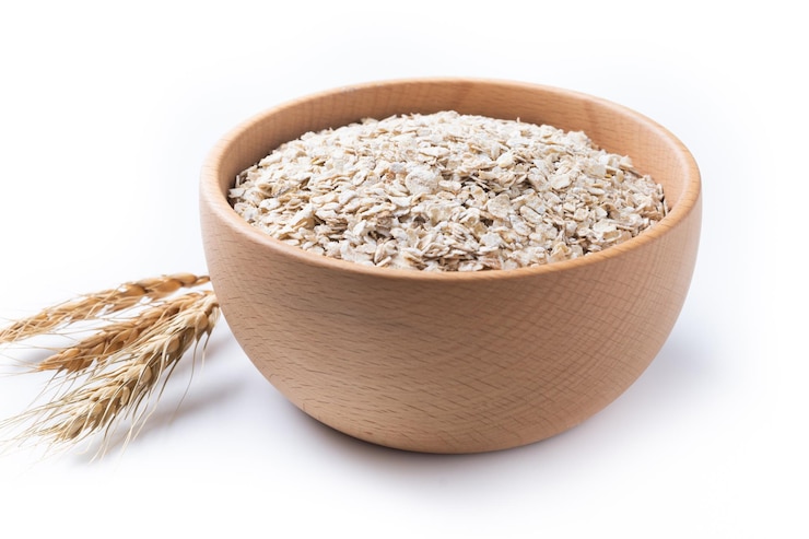 Foto gratuito avena arrotolata fiocchi di avena di cereali per colazione sani in una ciotola isolati su sfondo bianco