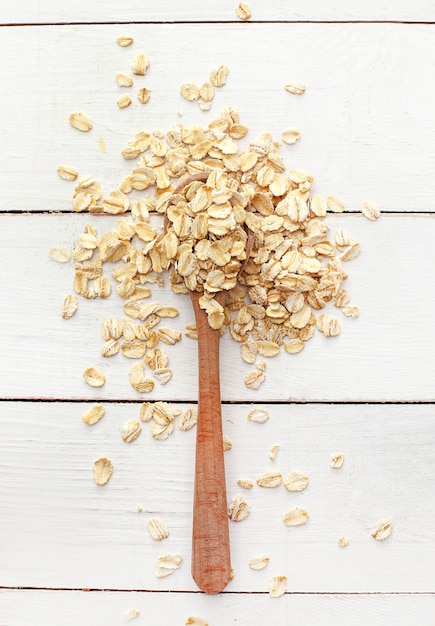 Avena sul cucchiaio di legno