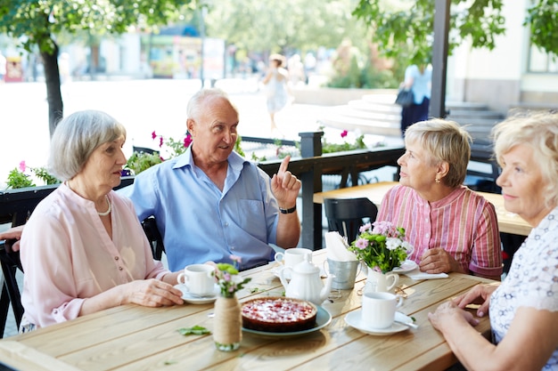 Avere chiacchiere nel bar all'aperto