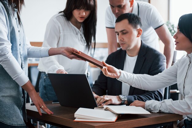 Avere un incontro. Uomini d'affari e manager che lavorano al loro nuovo progetto in classe