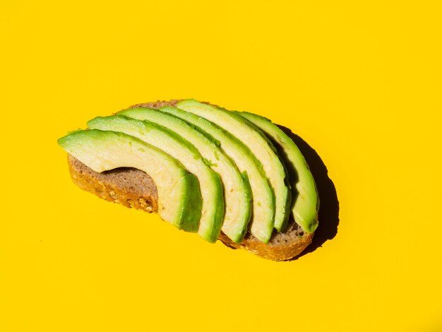 Avocado affettato sano su una fetta di pane