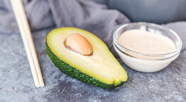 Avocado con il colpo del primo piano della salsa