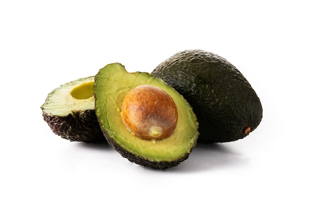 Avocado fresco isolato su priorità bassa bianca