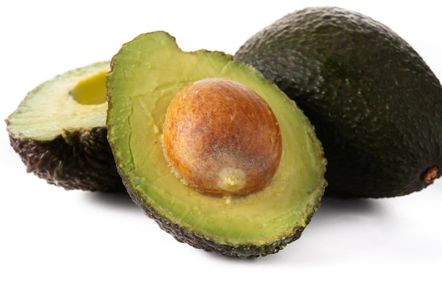 Avocado fresco isolato su priorità bassa bianca