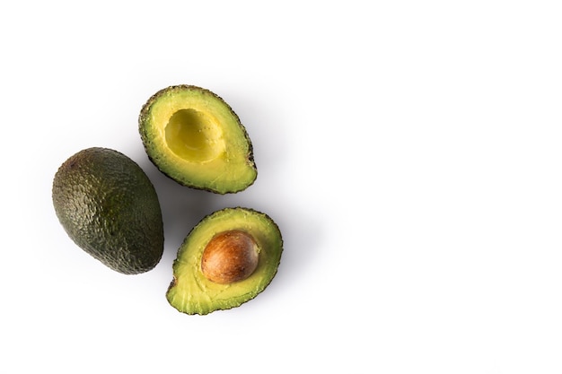 Avocado fresco isolato su priorità bassa bianca