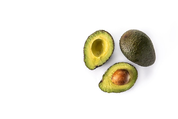 Avocado fresco isolato su sfondo bianco Vista dall'alto Spazio di copia